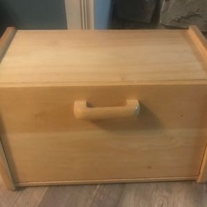 Wood bread box